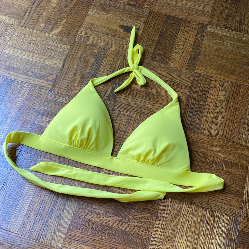 Victoria’s Secret push-up triangle tie bikini top. Size M.